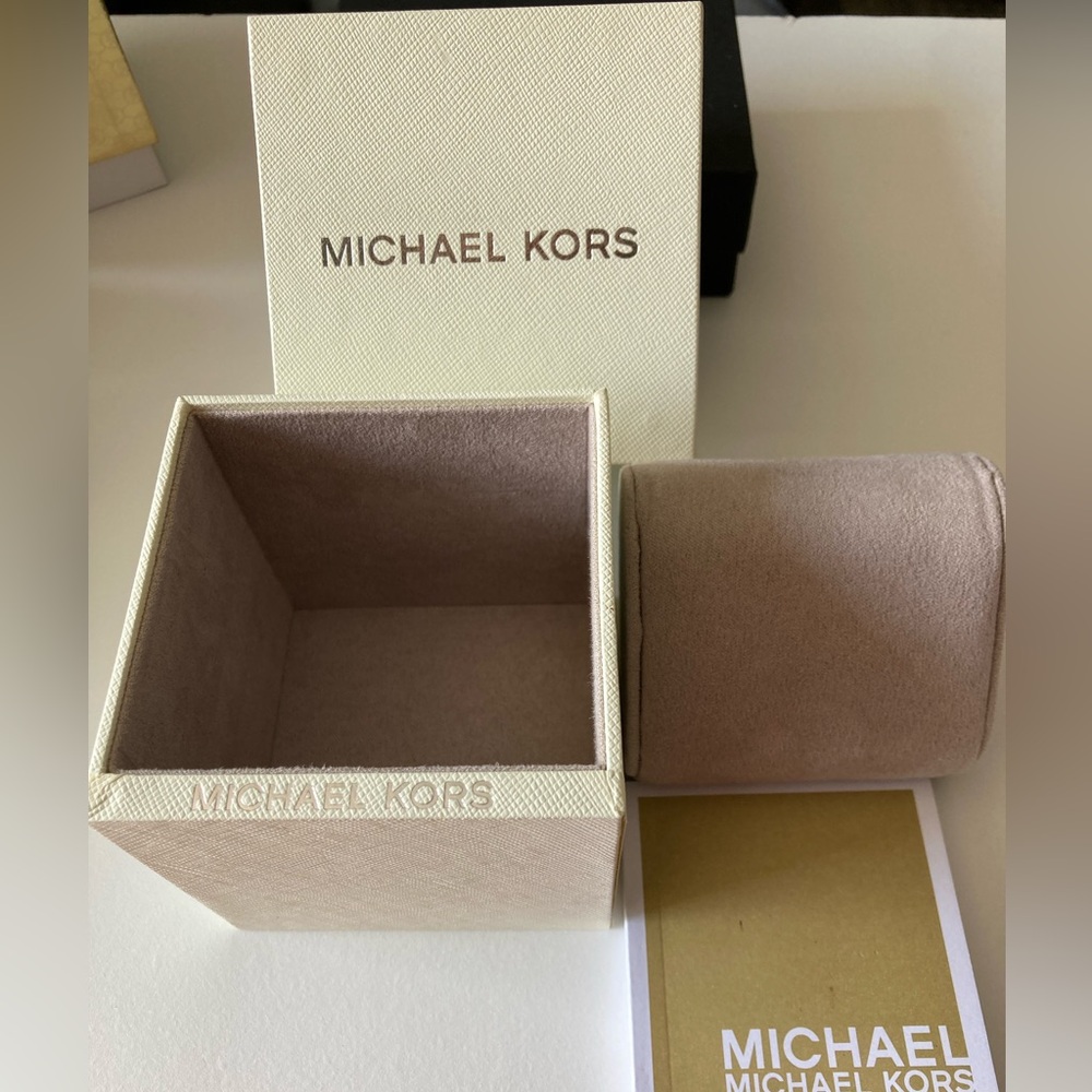 MICHAEL KORS PRESENTATION WATCHBOX WHITE WITH SILVER LETTERING W/MANUAL